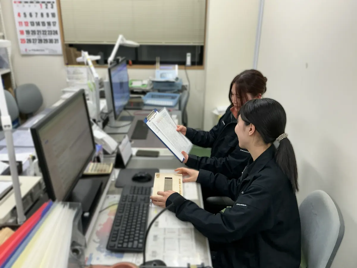 書類を確認しながら相談する様子