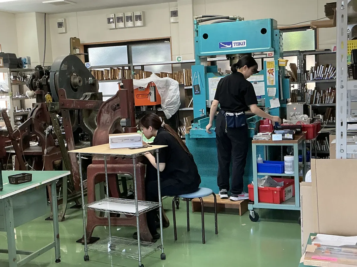 工場内の作業風景